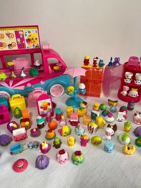 HUGE LOT OF Shopkins. Collectible Playset & Food Truck. Many characters!